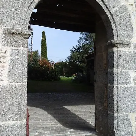 La Tour Des Laudes Bed & Breakfast 3*